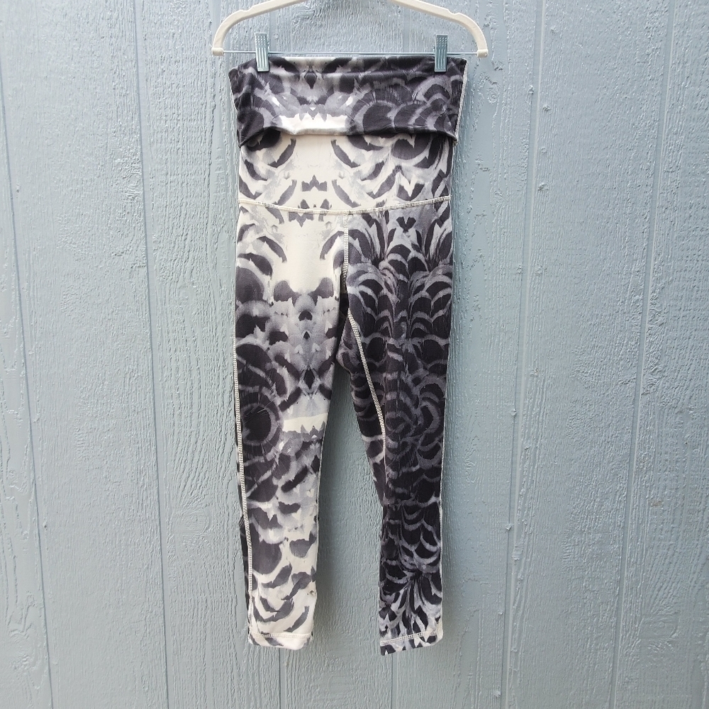 Lululemon Wunder Under Pretty Plume SE Dance Yoga Pilates Athletic Size 6